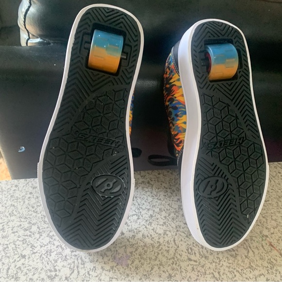 NWOT (or box)- brand new never worn Heely’s roller sneaker Youth size 4. - Picture 3 of 5